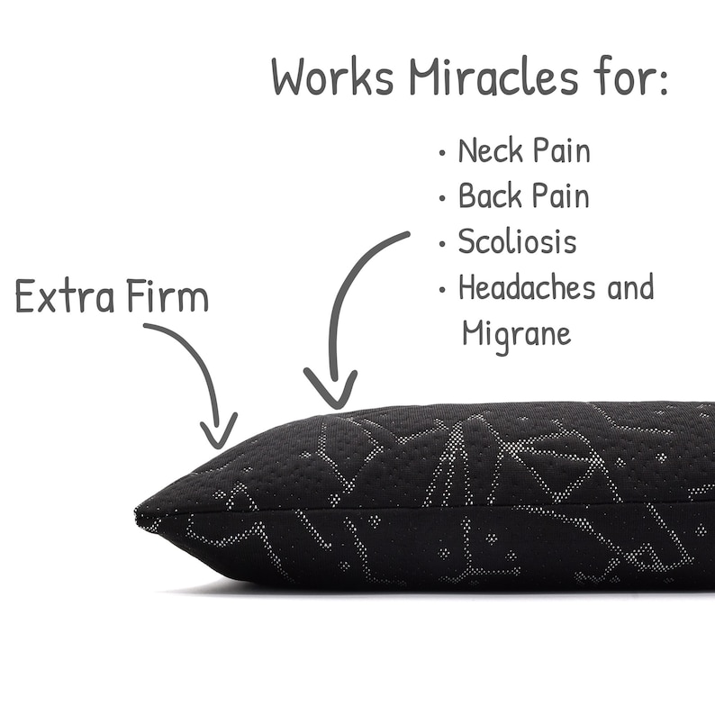 Puede incluir: Una almohada negra con un patr&oacute;n geom&eacute;trico blanco. El texto en la imagen dice: Extra Firm, Works Miracles for: Neck Pain, Back Pain, Scoliosis, Headaches and Migrane. Flechas se&ntilde;alan la superficie y el lado de la almohada.