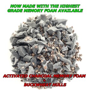Puede incluir: Una mezcla de trozos de espuma viscoel&aacute;stica gris con carb&oacute;n activado y c&aacute;scaras de trigo sarraceno marrones. El texto superior dice: NOW MADE WITH THE HIGHEST GRADE MEMORY FOAM AVAILABLE. El inferior: ACTIVATED CHARCOAL MEMORY FOAM + BUCKWHEAT HULLS.