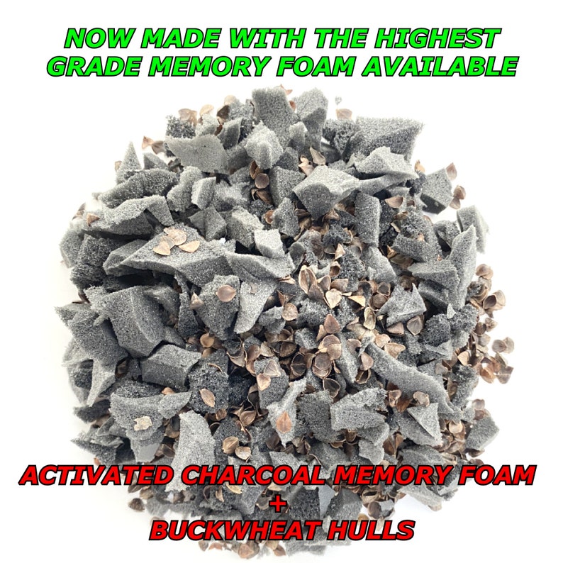 Puede incluir: Una mezcla de trozos de espuma viscoel&aacute;stica gris con carb&oacute;n activado y c&aacute;scaras de trigo sarraceno marrones. El texto superior dice: NOW MADE WITH THE HIGHEST GRADE MEMORY FOAM AVAILABLE. El inferior: ACTIVATED CHARCOAL MEMORY FOAM + BUCKWHEAT HULLS.