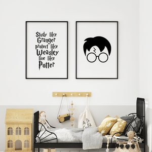 K&ouml;nnte beinhalten: Schwarz-wei&szlig;e gerahmte Drucke mit Harry-Potter-Zitaten. Das Zitat auf der linken Seite lautet "Lernen wie Granger, sch&uuml;tzen wie Weasley, leben wie Potter". Der Druck auf der rechten Seite zeigt eine Silhouette von Harry Potter mit seiner Brille und der Blitznarbe. Die Drucke h&auml;ngen an einer wei&szlig;en Wand &uuml;ber einem schwarzen Metallbettgestell mit einem grauen und wei&szlig;en Bettw&auml;sche-Set.