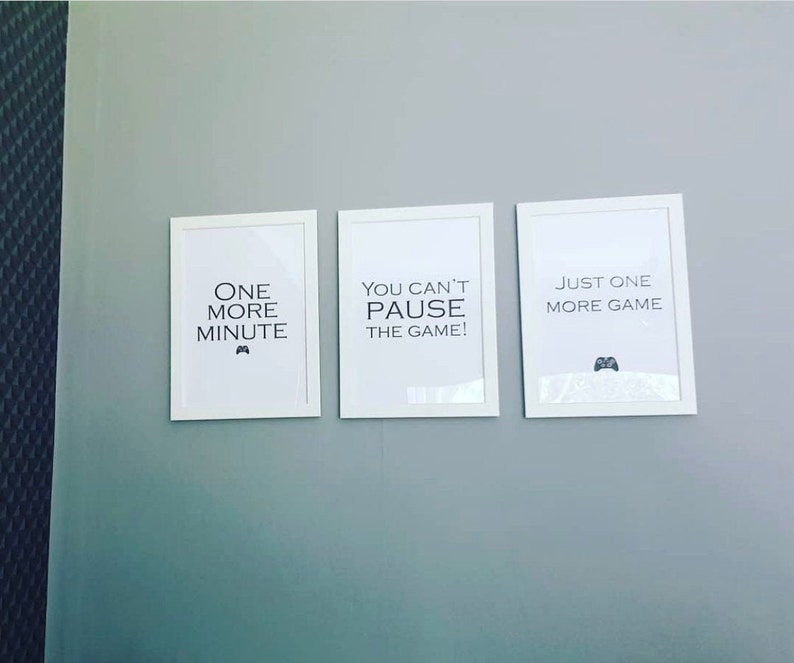 Pode incluir: Tr&ecirc;s impress&otilde;es emolduradas com molduras brancas e texto preto. As impress&otilde;es dizem: "ONE MORE MINUTE", "YOU CAN'T PAUSE THE GAME!" e "JUST ONE MORE GAME". Cada impress&atilde;o apresenta um pequeno &iacute;cone de controle.