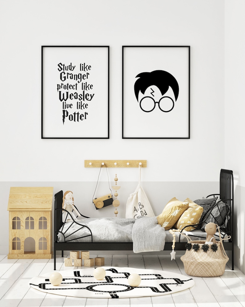 K&ouml;nnte beinhalten: Schwarz-wei&szlig;e gerahmte Drucke mit Harry-Potter-Zitaten. Das Zitat auf der linken Seite lautet "Lernen wie Granger, sch&uuml;tzen wie Weasley, leben wie Potter". Der Druck auf der rechten Seite zeigt eine Silhouette von Harry Potter mit seiner Brille und der Blitznarbe. Die Drucke h&auml;ngen an einer wei&szlig;en Wand &uuml;ber einem schwarzen Metallbettgestell mit einem grauen und wei&szlig;en Bettw&auml;sche-Set.
