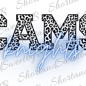 Puede incluir: Letras negras y blancas con estampado de leopardo que deletrean "CAMS" con la palabra "Knights" escrita en cursiva azul debajo.