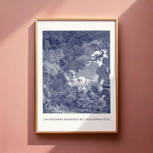 Könnte beinhalten: Ein gerahmter Druck mit einer blau-weißen Illustration, die eine klassische Szene mit Figuren in einem Wald darstellt. Das Kunstwerk mit dem Titel "LES HAZARDS HEUREUX DE L'ESCARPOLETTE" ist in einem Holzrahmen gefasst und erzeugt eine Vintage-Ästhetik.