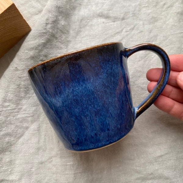 Hopies Dunkelblaue Tasse aus Steinzeug, Kaffeetasse, Kaffeetasse, Tontasse, Tonbecher, Geschirr, Wohnkultur, Handgemachte Keramiktasse, Weelthrowwn Teetasse