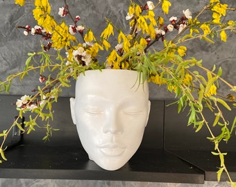 Vaso da fioriera "Nature" femminile, con testa di donna, da appendere al tavolo. Decorazione unica in gesso, effetto cemento, ecologica.