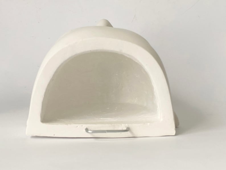 Pu&ograve; includere: Casa per uccelli in ceramica bianca con una parte superiore arrotondata e una piccola maniglia in metallo. La casa per uccelli ha un interno vuoto ed &egrave; progettata per l'uso all'aperto.