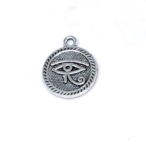 Puede incluir: Encanto de plata con un diseño detallado del Ojo de Horus, un símbolo de protección y buena salud en la cultura egipcia antigua.