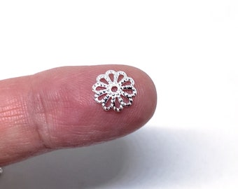 50 piezas. Tapas de cuentas de hierro multi pétalos de flores de perlas, Silvertone, tapas de hallazgos