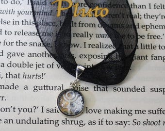 Gargantilla con símbolo de alquimia