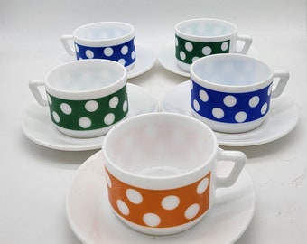 5 Arcopal Polka cups and their saucer in vintage white opaline