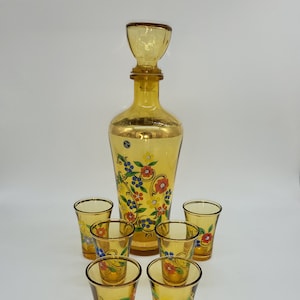 Servicio de licor vintage en vidrio amarillo ámbar con decoración de flores doradas