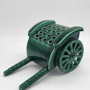 Zielony ceramiczny koszyczek do kwiatów w kształcie zabytkowego wózka