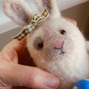 KNIT BUNNY, paashaascadeaus, handgebreid konijntje, wollen konijn, paasmandcadeaus, konijntje met lintkraag en geboorteakte