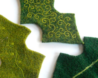 KNIT HOLLY LEAF, leaf trivets, candle mats, winter and holiday table decor, set of three holly leaves with embellishing