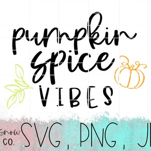Peut inclure: Fond blanc avec l'inscription « pumpkin spice vibes » en lettres cursives et en blocs noirs. Un petit dessin de citrouille orange et des feuilles vertes sont inclus. Le bas de l'image porte les mots « SVG, PNG, JPEG ».