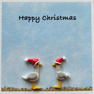 Süße Möwen mit Pudelmützen und Deko für die Weihnachtszeit.