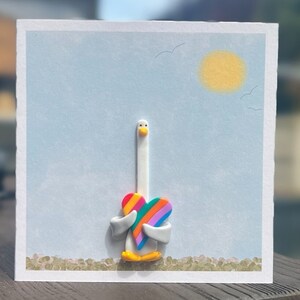 Carte de voeux avec une mouette en argile faite main tenant un coeur arc-en-ciel Fierté/LGBTQ (*SALUTATIONS PERSONNELLES* en option sur le devant)