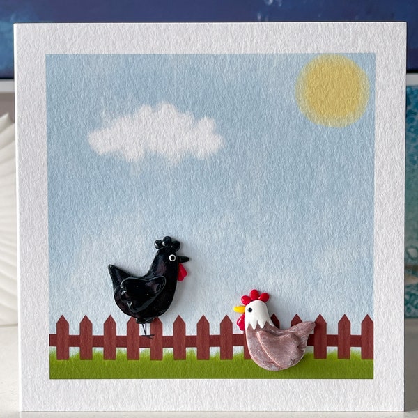 Jolie carte de vœux de poulet avec des décorations de poulet en argile faites à la main. (Facultatif *SALUT PERSONNEL* sur le devant)