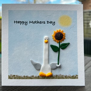 Zeemeeuw met zonnebloem moederdagkaart met handgemaakte decoraties van polymeerklei.