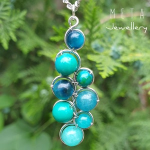 Blau grüne Freeform Halskette, blauer Anhänger, Freeform Anhänger, bunte Edelsteinkette, Natursteinanhänger, Drahtanhänger, Kristallschmuck