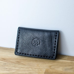 Cartera de cuero para tarjetas de dos pliegues - Cartera de cuero para tarjetas - Cartera compacta para tarjetas - Tarjetero en cuero italiano negro - Hecho a mano en Gran Bretaña