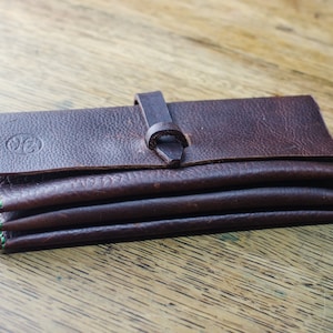 Monedero de piel marrón, monedero grande de piel, cartera y tarjetero de piel, hecho a mano en Gran Bretaña.