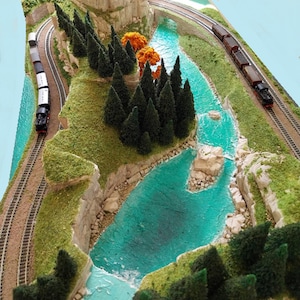 Tragbares Diorama aus einer leichten Modellbahn Landschaft in der Spur N 1:160