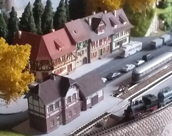 持ち運び可能な森林の丘陵地帯を再現した鉄道模型ジオラマ（Nゲージ 1