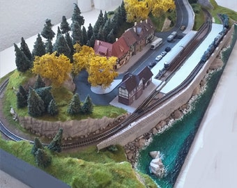 持ち運び可能な森林の丘陵地帯を再現した鉄道模型ジオラマ（Nゲージ 1
