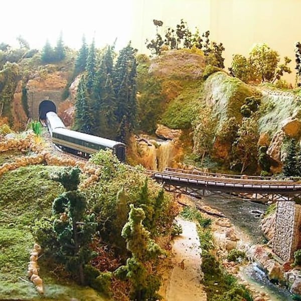 Zweigleisige Modelleisenbahn mit Wasserfall und See im Maßstab N 1/160