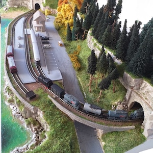 Modelleisenbahn in Spur N 1/160, mit sehr realistischer Landschaft. Eingleisig mit 2 Abstellgleisen.