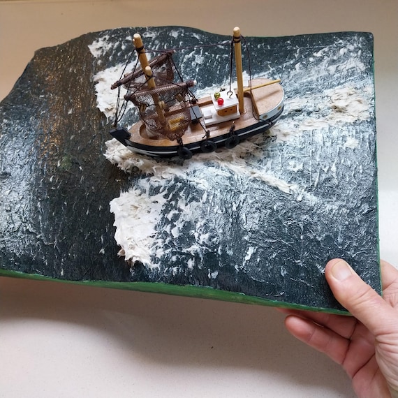ヴィンテージ漁船を使った手作りの嵐の海のジオラマ - Etsy 日本