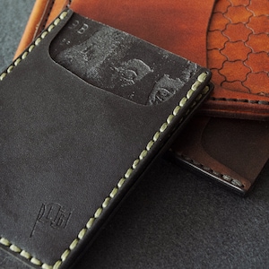 Cartera para tarjetas cosida Bashful Benjamin de cuero EDC delgada hecha a mano en color negro con clip para dinero con resorte de metal completo - Fabricada en EE. UU.