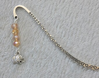 Autumn Pumpkin Bookmark / Halloween Bookmark for Booklover / Cute Metal Charm Bookmark / Bookworm Gift for Halloween / Fantasy Bookmark