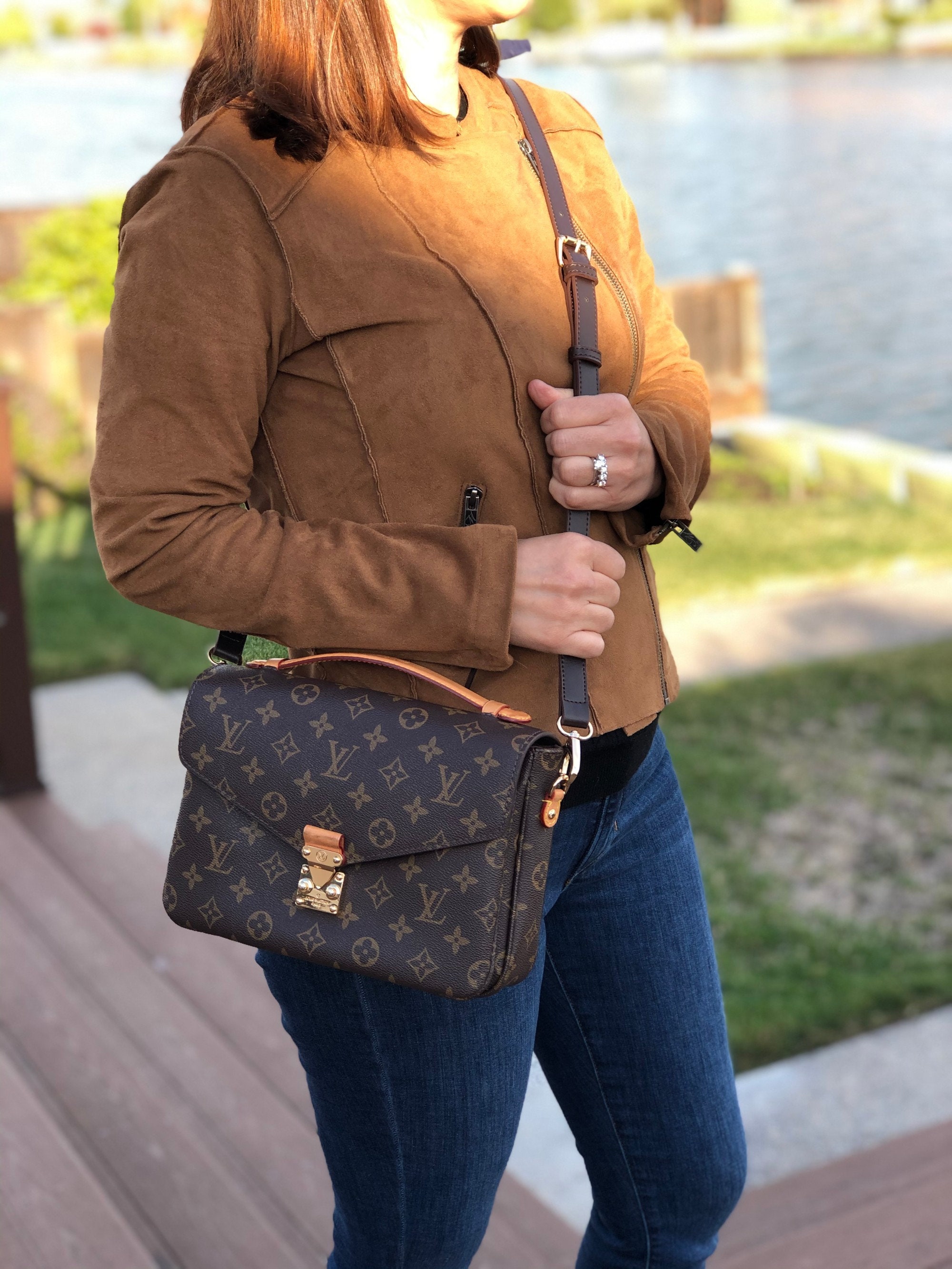 bag review: Louis Vuitton Epi Pochette Accessoires 23 