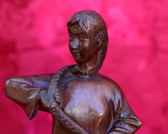 ヴィンテージ フィギュア / 彫像: 雄鶏とバスケットを持つ少女、木彫り