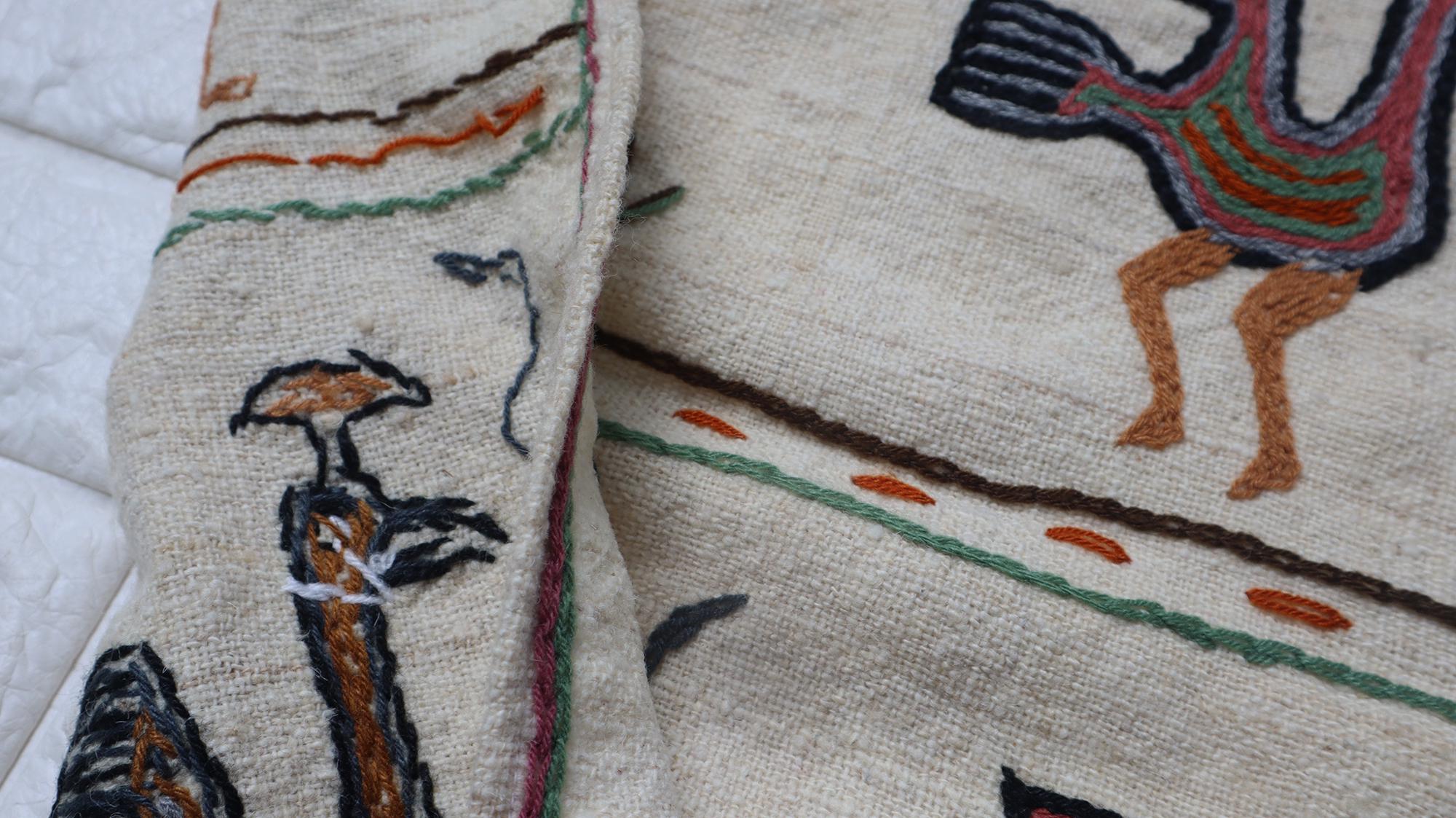 ヴィンテージ　ペルー羊毛タペストリー ヴィンテージペルーウールタペストリー：手刺繍のチムー民芸壁掛け