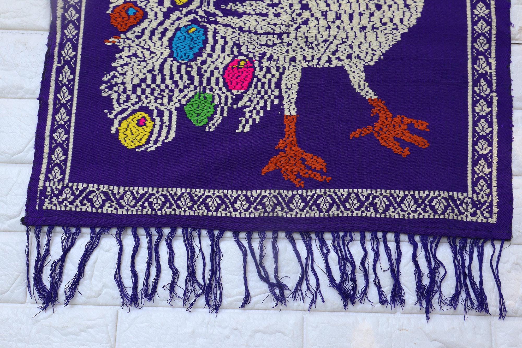 ヴィンテージ ラオス 手刺繍 孔雀 タペストリー：ラオスの民芸品