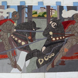 Könnte beinhalten: Eine Tapisserie, die zwei Ritter auf Pferden in einer mittelalterlichen Umgebung zeigt. Die Ritter tragen Rüstungen und reiten Pferde mit roten und braunen Sätteln. Die Tapisserie ist aus Wolle gefertigt und hat eine strukturierte Oberfläche.