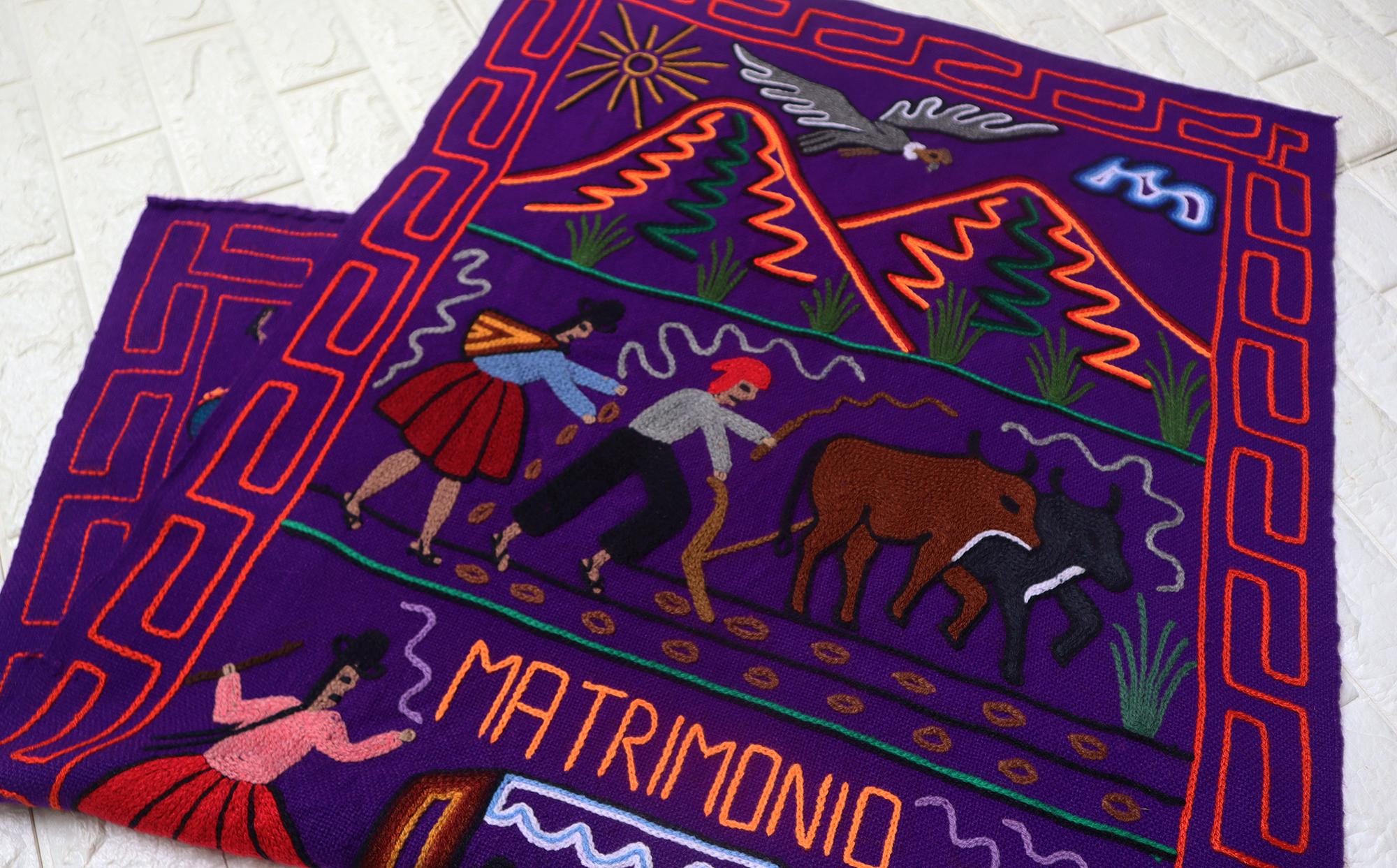 ヴィンテージペルー手刺繍ウールタペストリー：ウロス島の民芸品