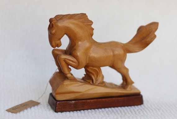 ヴィンテージ中国製、走る馬の木彫り置物。野生馬の手工芸品、中国彫刻