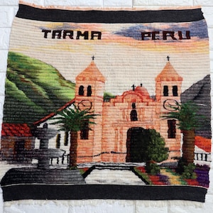 Vintage Peruaanse wol handgeweven wandtapijten hangend Tarma City-landschap. Peru textiel volkskunst vloerkleed woondecoratie.