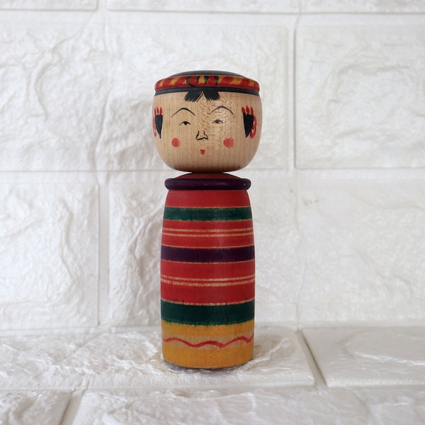 Poupée japonaise traditionnelle vintage Yajiro Kokeshi par Seikou Sato, figurine à sculpter sur bois. Décoration d'intérieur, cadeau spécial artisanal en bois japonais.