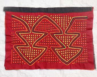 Aplique de mola panameña vintage: decoración textil de pared con arte popular geométrico