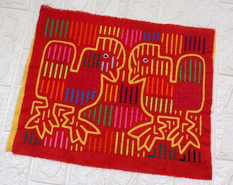 パナマのカラフルな鳥のモラ。グナ ヤラ族の女性の刺繍。パナマのサン