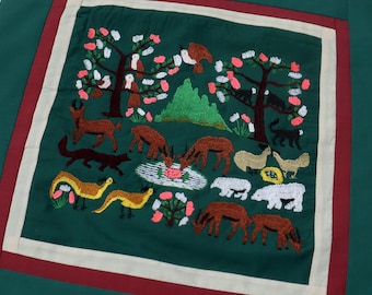 モン族の物語を描いた布製枕カバー：ヴィンテージ刺繍の民芸テキスタイル