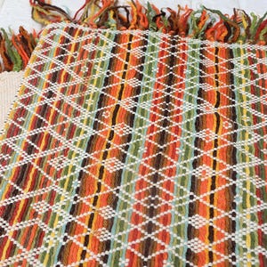 ヴィンテージのノルウェーの手刺繍のテーブルランナー、オーバーショット織りのノルウェーウールラグ、スカンジナビアのタペストリーテキスタイル、壁掛け、ホームデコレーション。