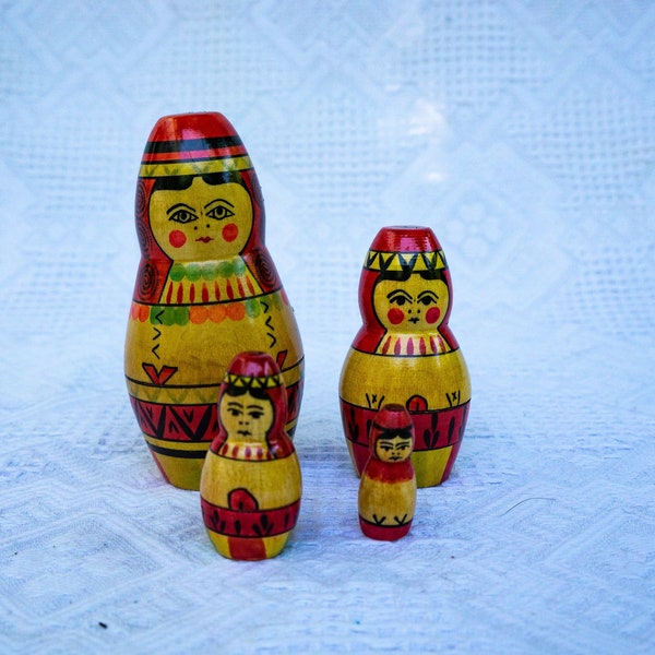 Matryoshka, matryoshka, matryoshka, Baboesjka, 4 delen, goed ontwerp, Russische pop, oud, vintage, houten poppen