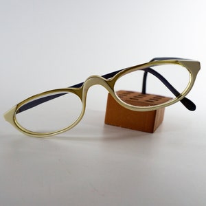 Horn-rimmed retro glasses, vintage glasses like in the Fiffites, with optical lenses, used